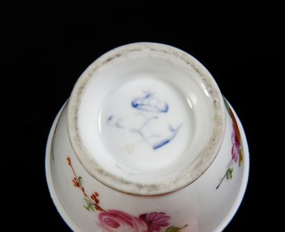 null Trois coquetiers en porcelaine (tendre et dure) de Sèvres du XVIIIe siècle Marques...