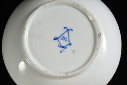 null Deux gobelets (2e et 1ère grandeurs) et deux sous-tasses en porcelaine de Sèvres...