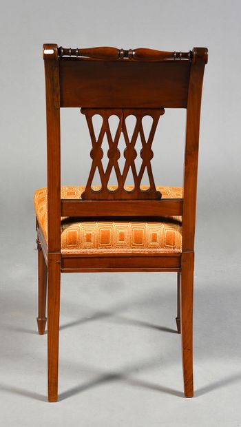 null Suite of six mahogany and mahogany veneer dining room chairs, they stand on...