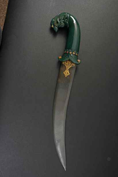 null Large Indian dagger of Mughal style, Jambiya, handle in green jade carved openwork...
