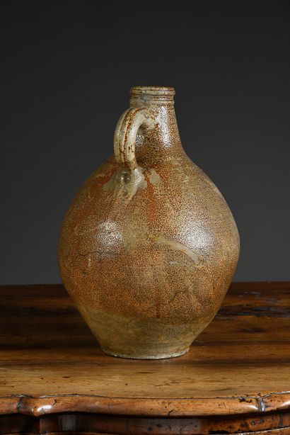 Allemagne, Frechen, début du XVIIe siècle Large enamelled stoneware bottle with stamped...