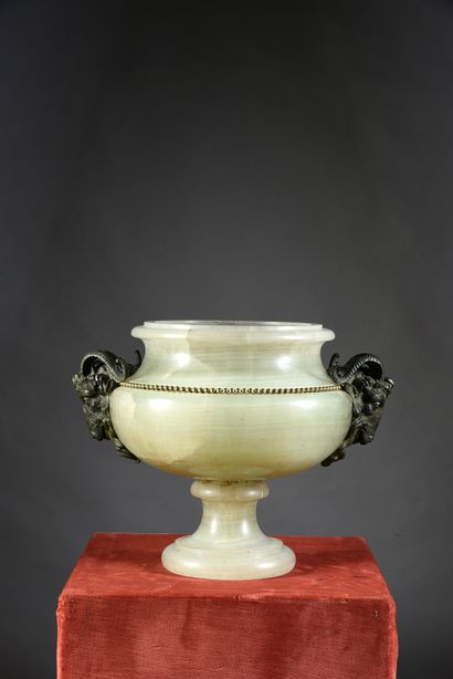 null Important vase sur piédouche en onyx d'Algérie de style Louis XVI, orné de deux...