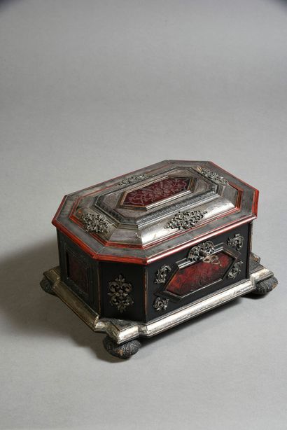 Bohême ou Europe centrale, vers 1700 Octagonal wooden case, black and red lacquered,...