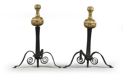Début du XVIIe siècle Pair of wrought iron andirons, base with scrolls, two godroned...