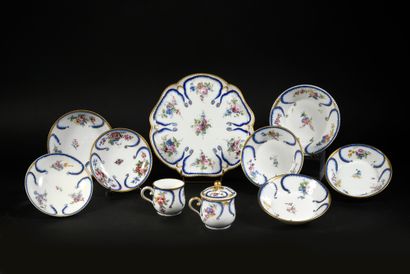 null Ensemble de porcelaines de Sèvres du XVIIIe siècle Diverses marques
A décors...