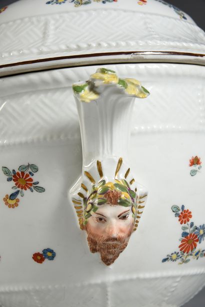 null Terrine et son couvercle en porcelaine de Meissen du XVIIIe siècle Vers 1730,...