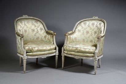 null Pair of gondola bergères in molded and carved wood, light grey lacquered, they...