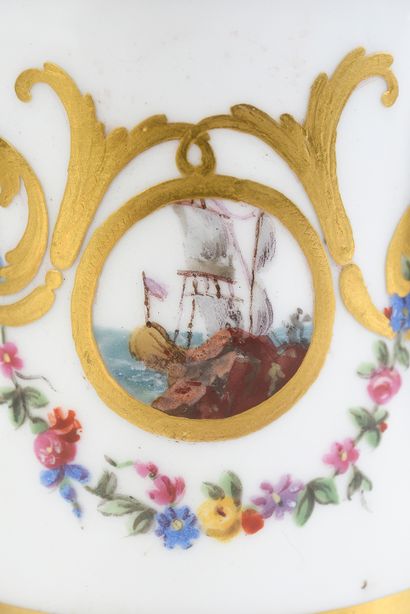 null Gobelet litron (3e grandeur) et sa sous-tasse en porcelaine de Sèvres du XVIIIe...