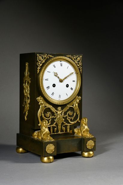 null Sphinges clock.
Court clock in bronze with green patina with applied ormolu...