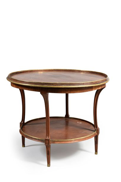null A mahogany and mahogany veneer pedestal table, standing on four slightly curved...