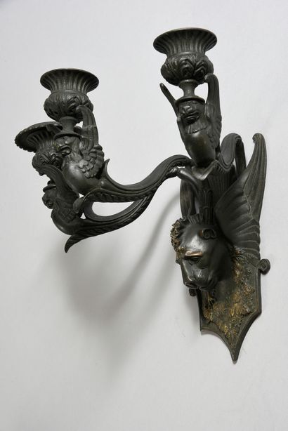null Pair of sconces in chased bronze with black patina, the plate in point decorated...