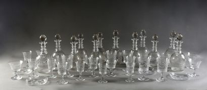 null Important service in cut and engraved crystal decorated with friezes of leaves...