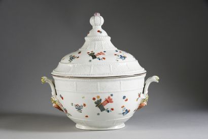 18th century Meissen porcelain tureen and...