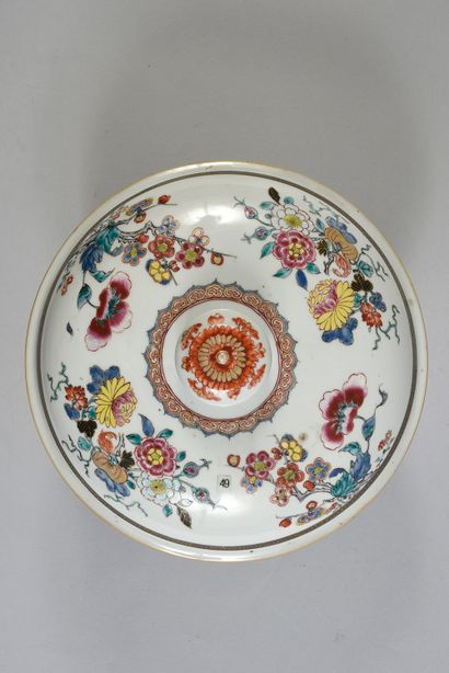 null Circular porcelain tureen and its lid, Qianlong, 18th century Decorated with...