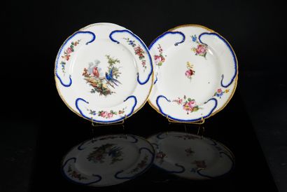 Deux assiettes en porcelaine de Sèvres du...