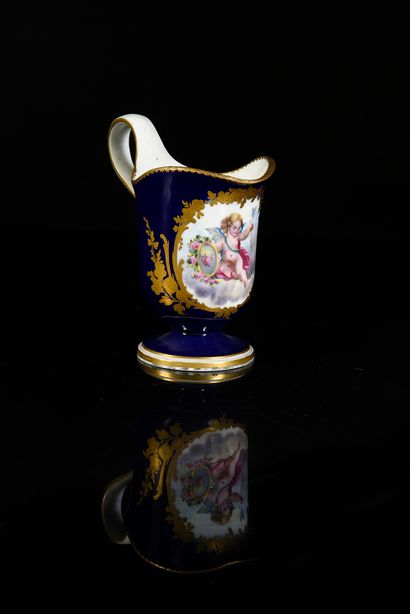null Pot à lait «étrusque» en porcelaine de Sèvres du XVIIIe siècle, surdécoré
Marque...
