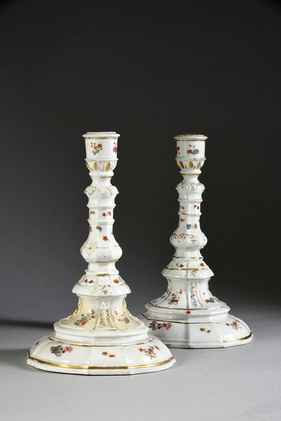 null Paire de bougeoirs en porcelaine de Meissen du XVIIIe siècle Vers 1735-40, marques...