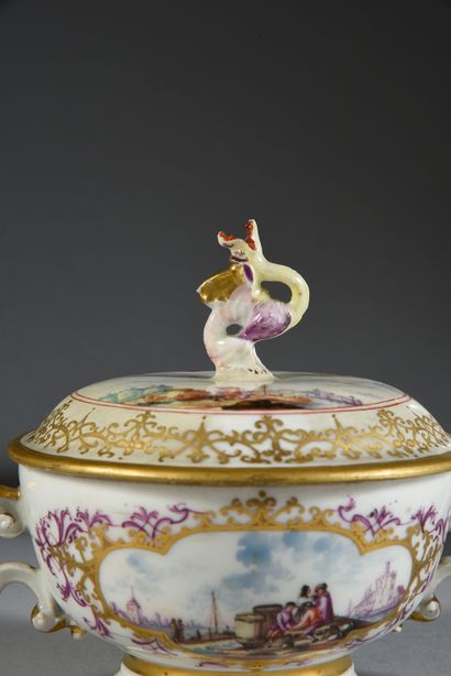 null Deux petites écuelles, deux couvercles et un plateau en porcelaine de Meissen...