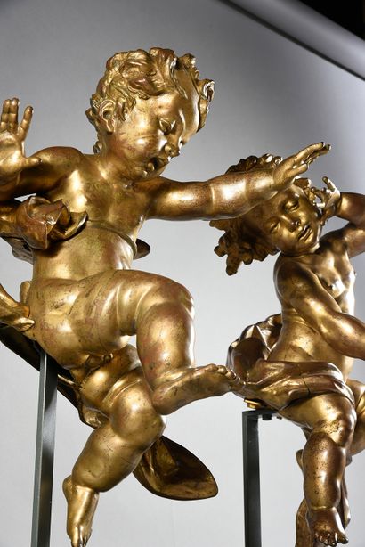 Rome, XVIIe siècle Rare pair of putti in chased and gilded bronze. Seated, they have...