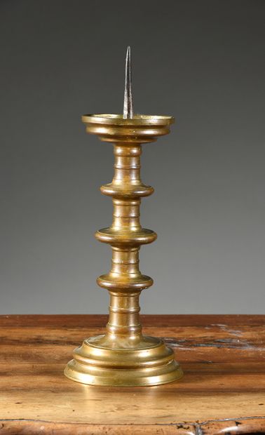 FLANDRES, XVe Siècle Pique-cierge in bronze, circular molded base, shaft with three...