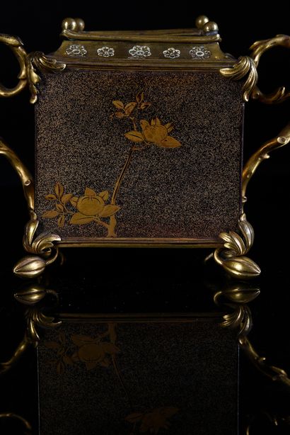 null Flower box in Japanese lacquer, chased and gilded bronze frame, square shape,...