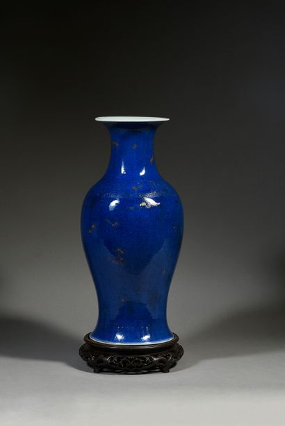 null Vase balustre en porcelaine bleu poudré, décor de branches fleuries de pivoines...