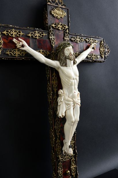 Indo-portugais, XVIIIe siècle Crucifix en palissandre, écaille et appliques en bronze...