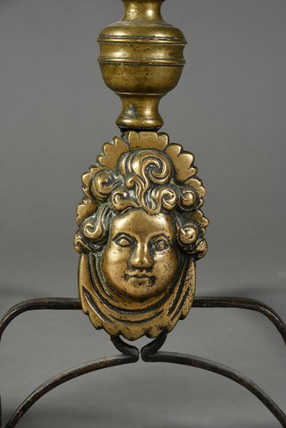 Italie, vers 1600 Paire de chenets en bronze et fer forgé, pieds en accolade, masque...