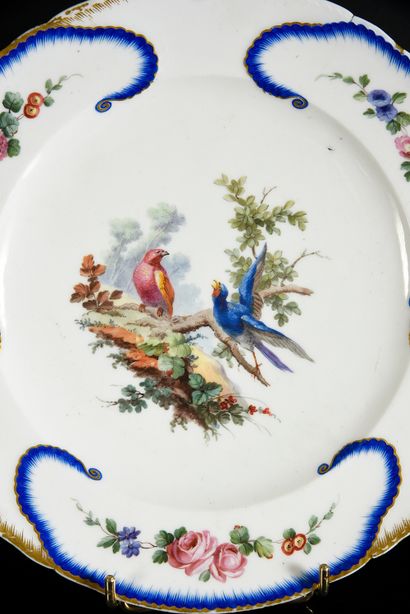 null Deux assiettes en porcelaine de Sèvres du XVIIIe siècle Marques en bleu et manganèse...