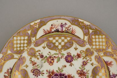 null Paire d'assiettes en porcelaine dans le style de Meissen Marques en bleu aux...