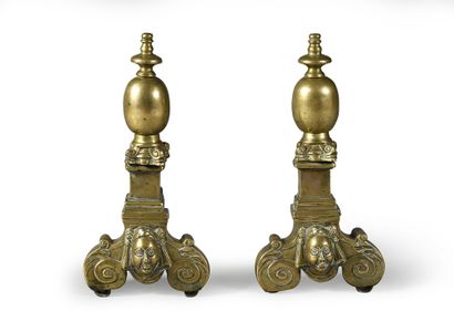 Epoque Louis XIII Pair of bronze andirons, brace base with marmoset, square section...