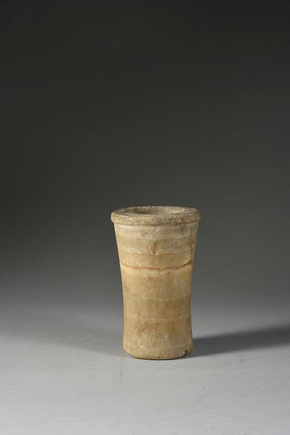 null Cylindrical vase with hemmed edge. Veined alabaster. Visible cracks. Egypt,...
