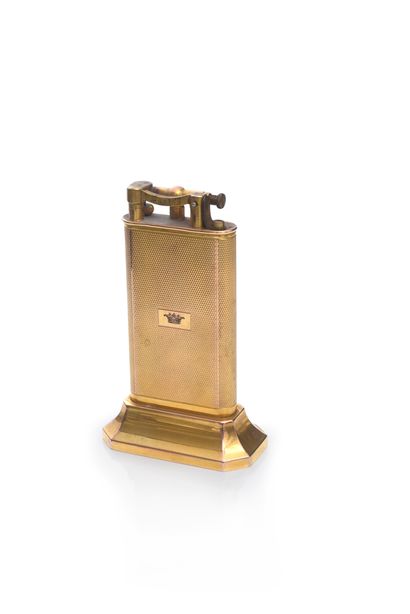 DUNHILL Briquet de table en métal doré à décor guilloché gravé d'une couronne marquisale.
Signé,...
