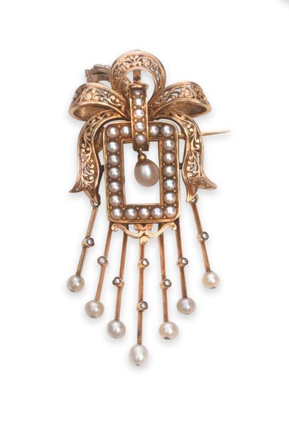null Pendant/pin, in gold 750e, decorated with a rectangle set with half pearls enhanced...