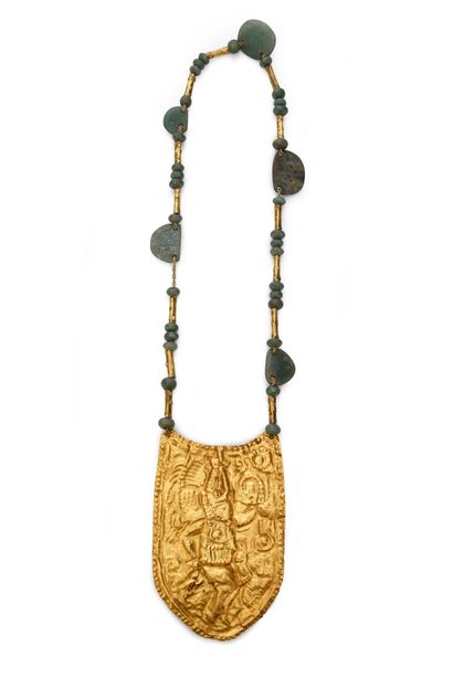  Important collier plastron en or 750e, composé d'une large laque en or repoussé...