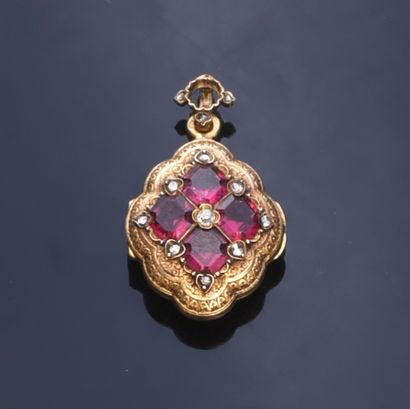  Médaillon reliquaire polylobé en or 750e, le couvercle orné de pierres roses et...