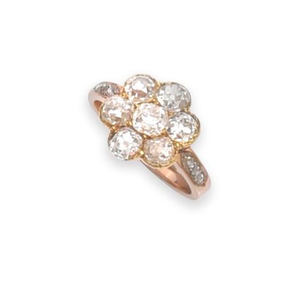 null Flower ring in gold 750e, set with 7 old cut diamonds and roses on the ring....