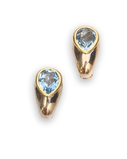 null Pair of ear clips in two shades of gold 750e, decorated with pears of aquamarine...
