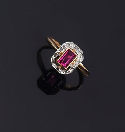 null Ring in gold 750e, set with a synthetic rectangular ruby in a circle of roses....