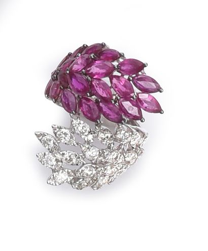 null Ring in white gold 750e with a design of feathers facing each other, one set...