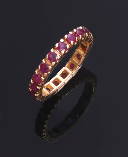 null American wedding band in gold 750e set with round faceted rubies. 
TDD : 53
Gross...