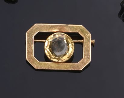 null Broche en or 750e à motif octogonal ornée en son centre d'une citrine ronde...