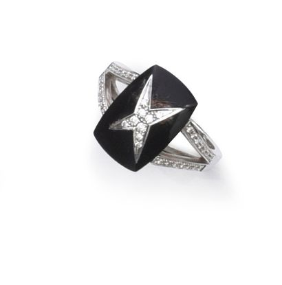 MAUBOUSSIN Star ring in white gold 750e, set with a cabochon of onyx applied to a...