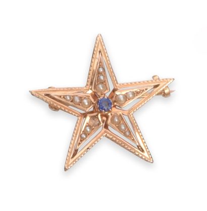  Broche en or 750e à motif d'étoile ajourée ornée de demies perles et d'une pierre...