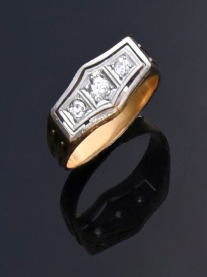 null Gold ring 750th, the plate decorated with a brilliant and two old-cut diamonds.
TDD...