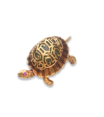 null Turtle brooch in gold 750e, the carapace composed of a cabochon of pale green...