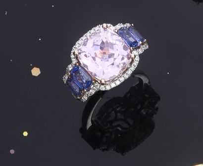 null Ring in two shades of pink and white gold 750e, set with a kunzite (about 9...