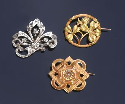 null Lot of three small brooches in gold 750e, one with four-leaf clover design,...