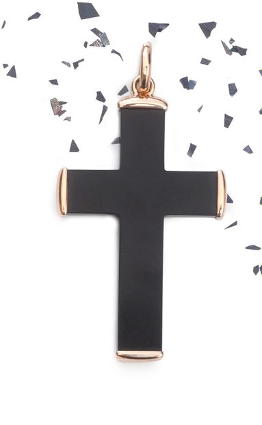 POMELLATO Croix pendentif en résine noire et or rose 750e. 
Signée sur la bélière....