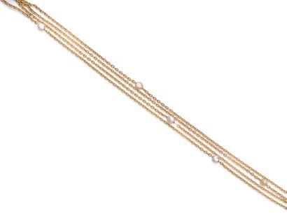  Sautoir en or 750e à maille forçat ornée de 6 perles supposées fines (6 mm environ)...